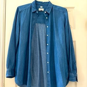 ANN TAYLOR LOFT softened denim button down. L.
